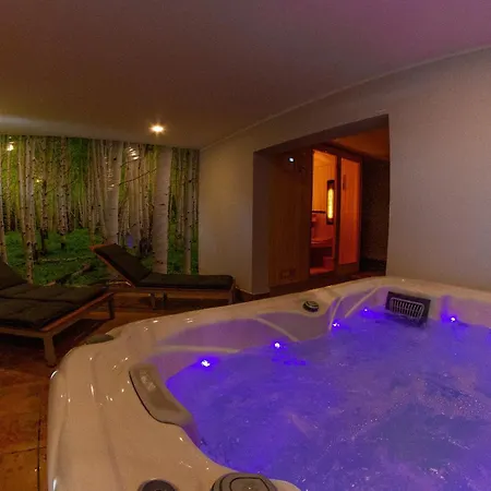 Andy's With Hottub & Sauna