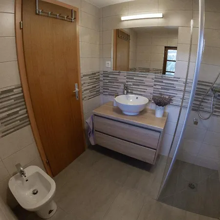 Semesterbostad Andy's With Hottub & Sauna Podbocje