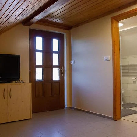 Andy's With Hottub & Sauna 펜션 Podbocje