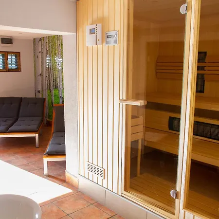 Andy's With Hottub & Sauna Semesterbostad *