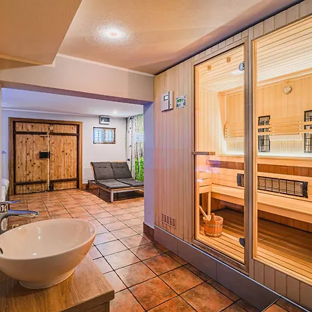 Andy's With Hottub & Sauna Holiday home
