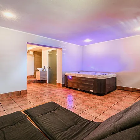 Andy's With Hottub & Sauna Holiday home Podbocje