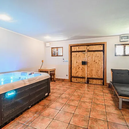 Holiday home Andy's With Hottub & Sauna Podbocje