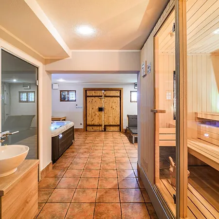 Andy's With Hottub & Sauna Holiday home