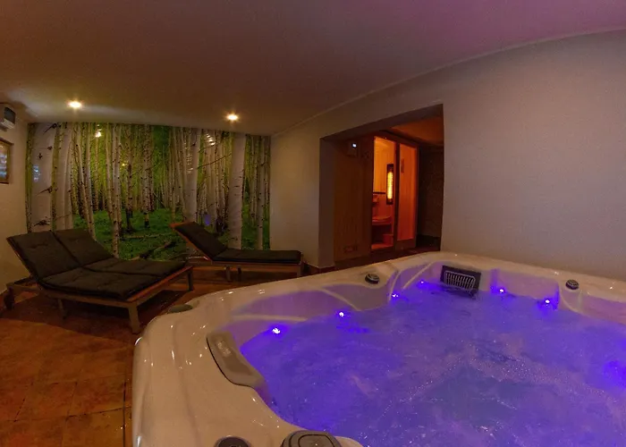 Andy's With Hottub & Sauna