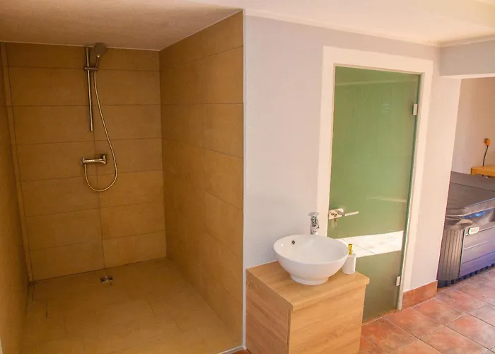 Andy's With Hottub & Sauna 別荘